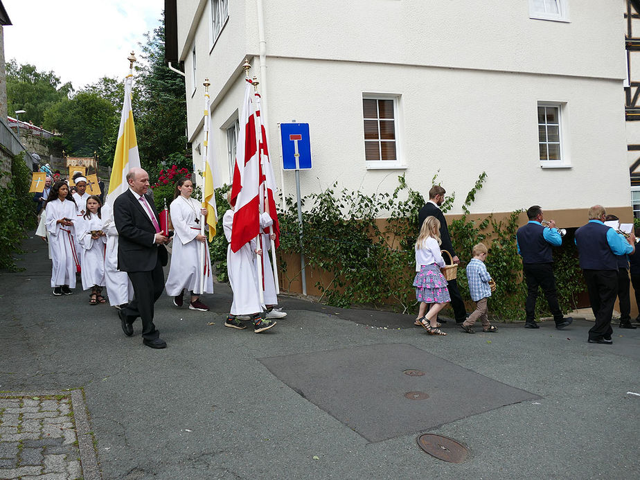 Fronleichnamsprozession durch die Straßen von Naumburg (Foto: Karl-Franz Thiede)